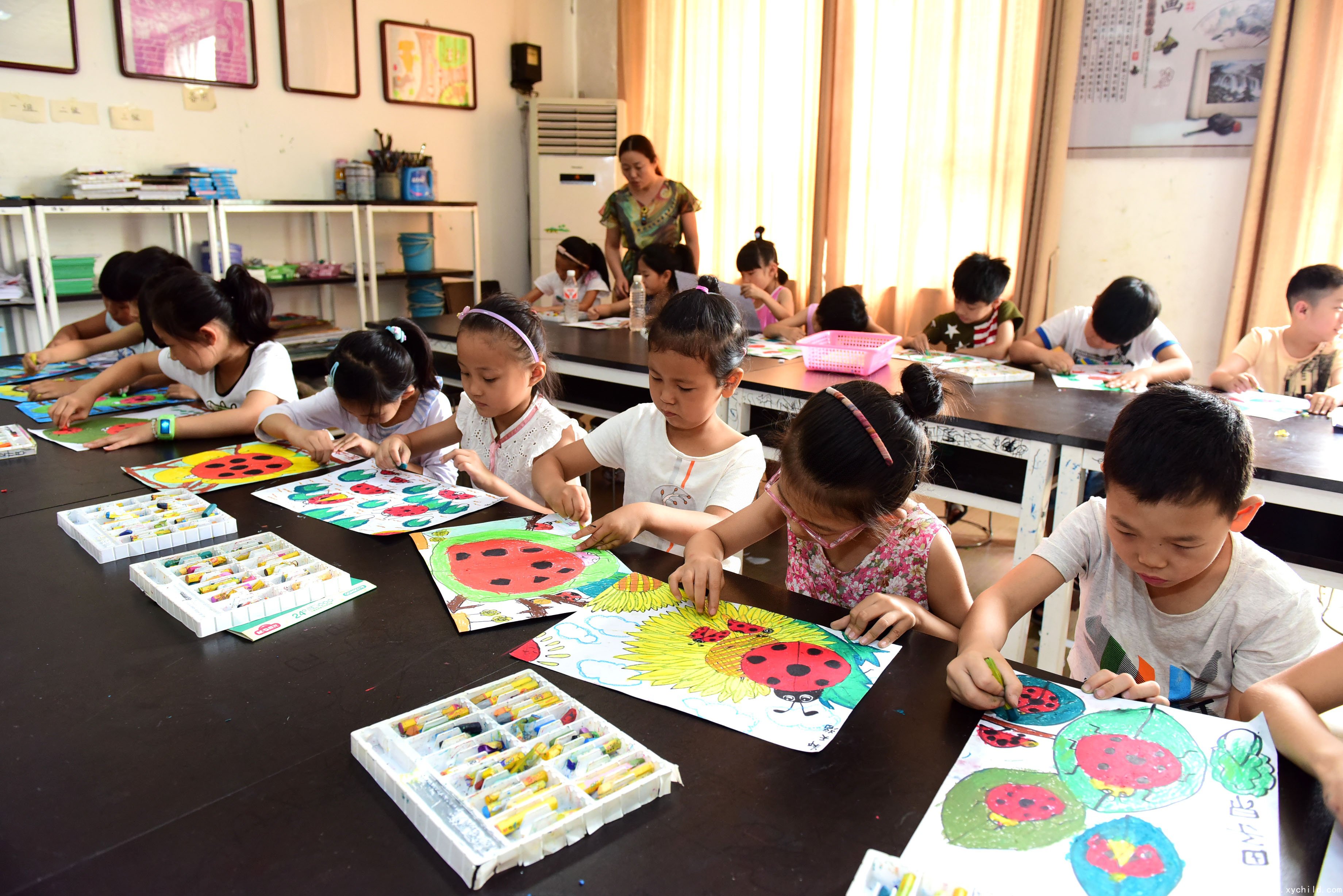 在河北省新乐市青少年勾当中心，孩子们介入绘画乐趣班。新华社发贾敏杰摄
