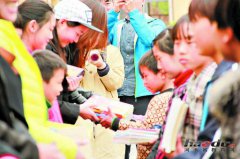 河南省37位车主向淇县黄洞中心小学献爱心 捐赠700余本图书早教