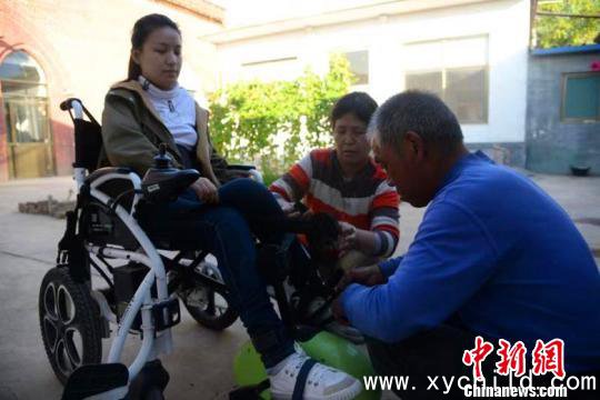 山西“90后”女孩秦玉青患病瘫痪轮椅上创业直面人生