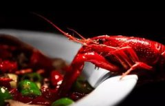 为什么虾和蟹煮熟了会变红？
