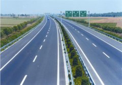 为什么高速公路没有很长的直线段？