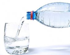 为什么瓶子里的水不能一下倒出来