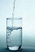 为什么热水会使玻璃杯炸裂？