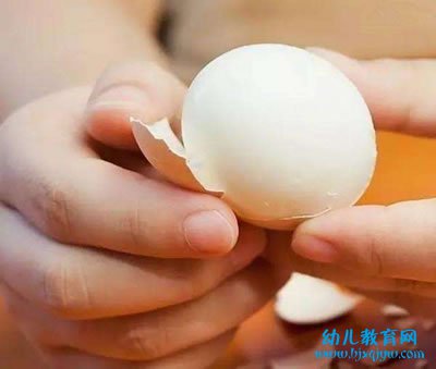 为什么将煮熟的鸡蛋放在冷水里浸一会儿就容易剥皮？