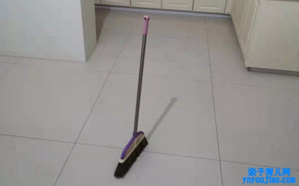 伴侣圈立扫把是什么意思,为什么各人都在立扫把